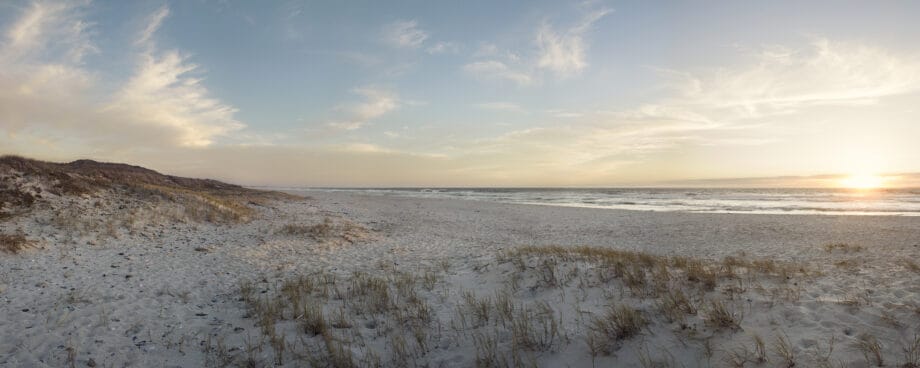 Solnedgång vid strand